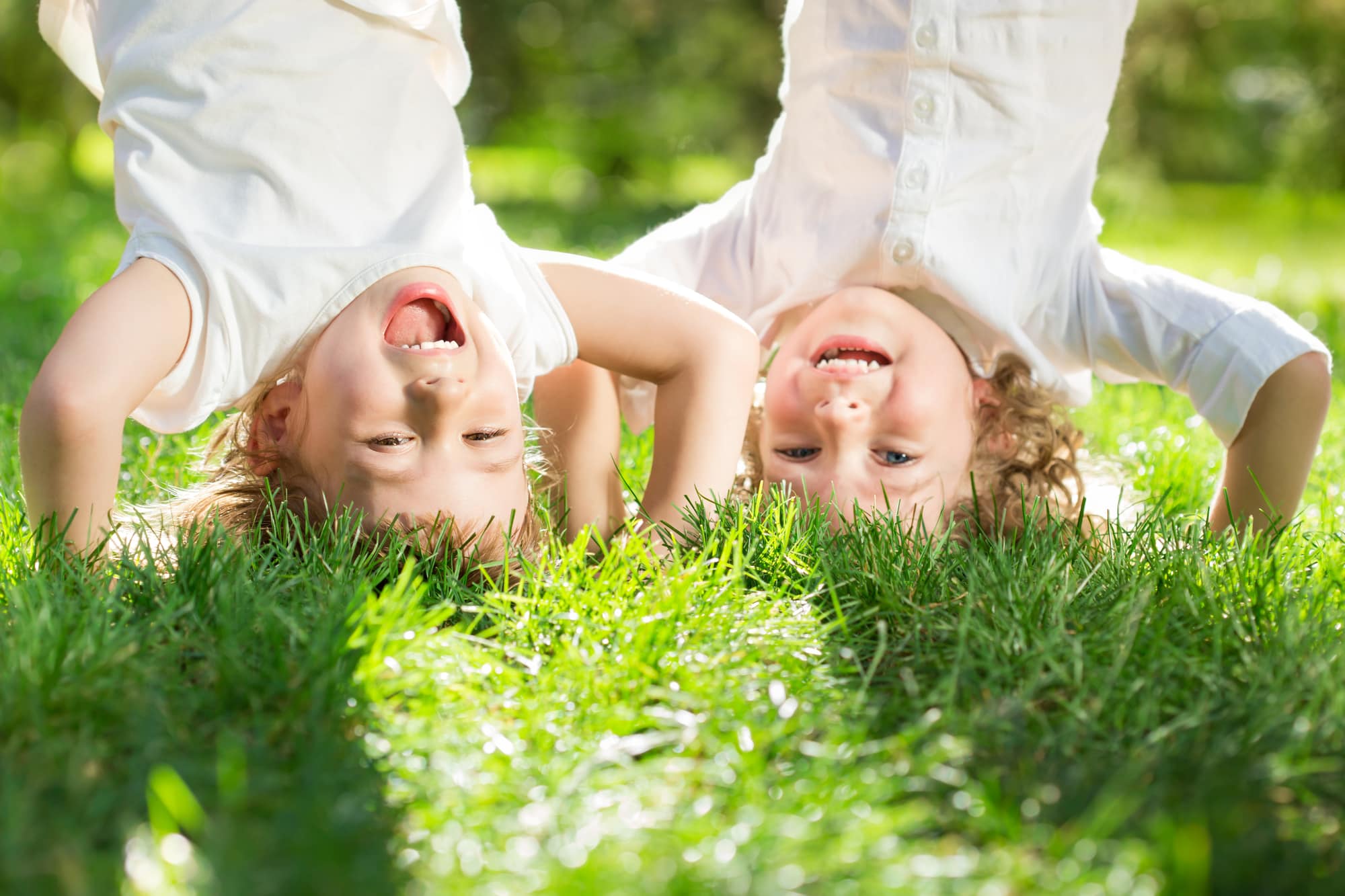 Nature play. Счастливый ребенок. Дети и природа. Счастливые дети на природе. Радостные дети.